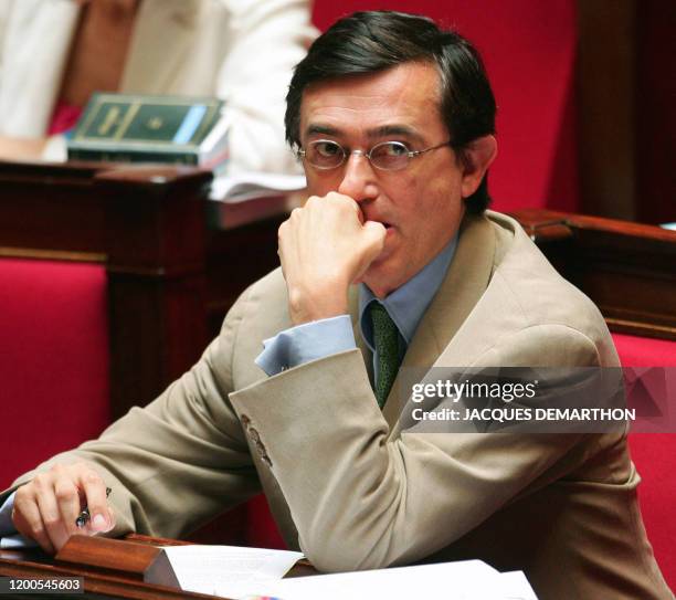 Le ministre de la Santé Philippe Douste-Blazy assiste aux débats le 20 juillet 2004 dans l'hémicycle de l'Assemblée nationale à Paris, avant le vote...