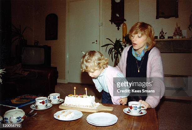 little girl blowing out birthday candles - style rétro photos et images de collection