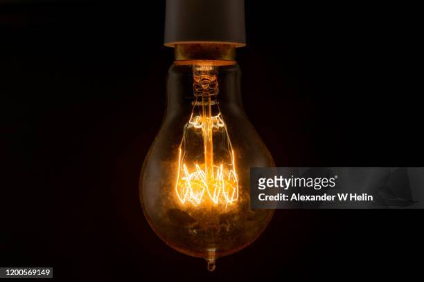 closeup of lightbulb - filamento fotografías e imágenes de stock