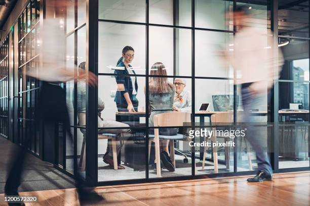 binnenaanzicht van een kantoorgebouw met vervaagde beweging - werkplek stockfoto's en -beelden