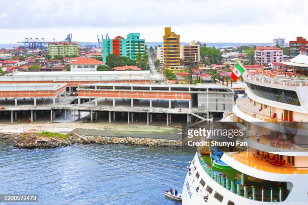 colon, panama, atlantische ingang naar panamakanaal - panama canal cruise stockfoto's en -beelden