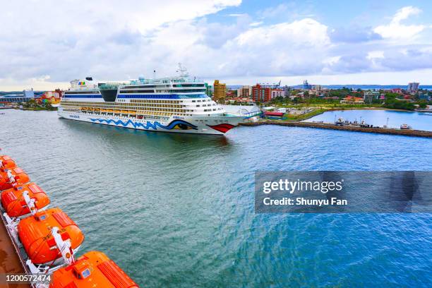 colon, panama, atlantische ingang naar panamakanaal - panama canal cruise stockfoto's en -beelden