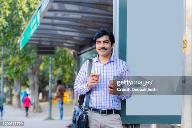 man bij the bus stop-stock afbeeldingen - indian politics and governance stockfoto's en -beelden