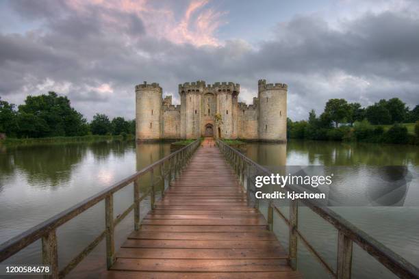 sonnenuntergang auf bodiam castle in east sussex england - zugbrücke stock-fotos und bilder