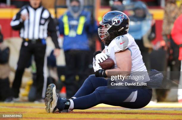 Dennis Kelly of the Tennessee Titans catches a 1 yard touchdown pass in the second quarter against the Kansas City Chiefs in the AFC Championship...