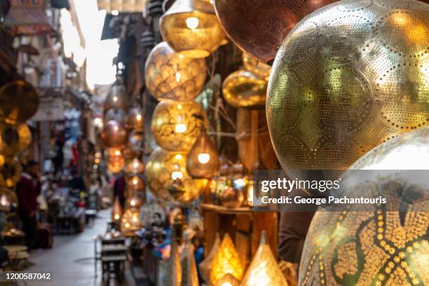 lamps for sale in khan el-khalili in cairo, egypt - mittelaltermarkt stock-fotos und bilder