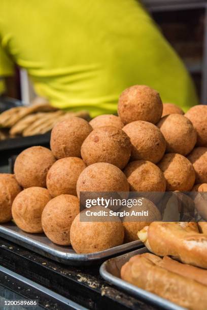 buñuelos colombianos (colombian buñuelos) - fritto foto e immagini stock