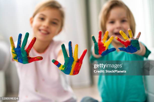 barnhänder - 4 girls finger painting bildbanksfoton och bilder