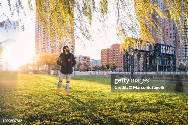 tourist in gantry plaza state park, long island, new york city - long island city - fotografias e filmes do acervo