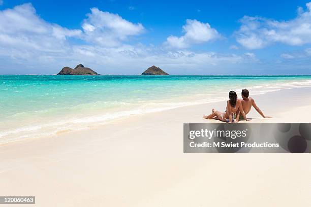 romantic couple on tropical beach - hawaii islands stock-fotos und bilder