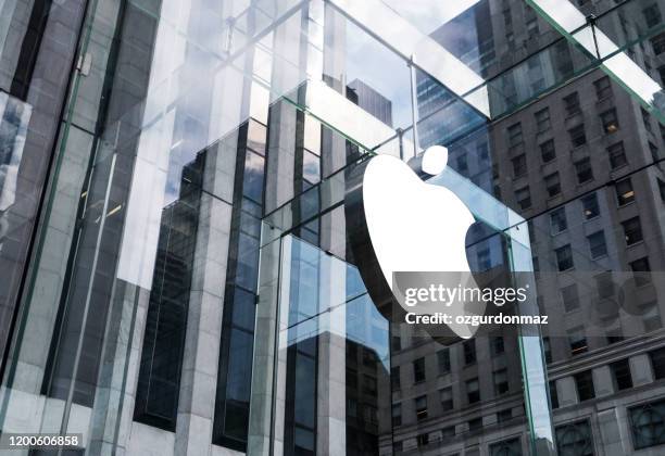 apple store at 5th ave in manhattan, nyc - apple store new york stock pictures, royalty-free photos & images