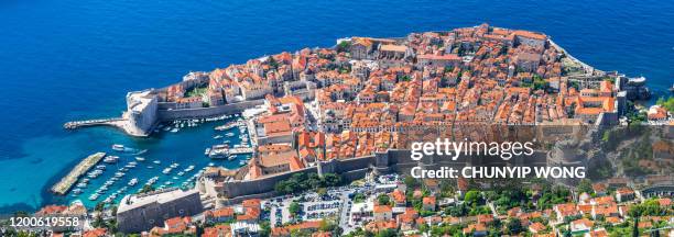 luchtfoto van de oude stad dubrovnik in een prachtige zomerdag met blauwe hemel - dubrovnik stockfoto's en -beelden