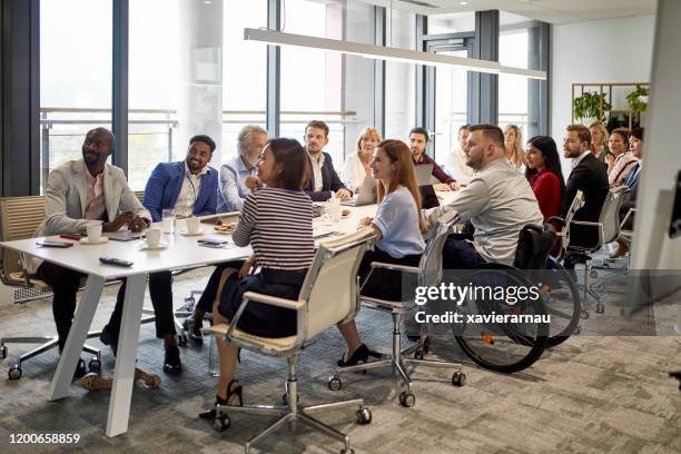 complemento completo de los ejecutivos en la reunión de gestión - grupo organizado fotografías e imágenes de stock