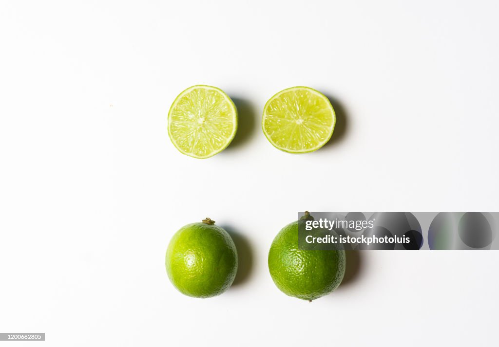 Corte de limão para preparar um Mojito