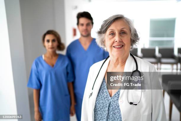 77 fotos de stock e banco de imagens de Medical Team Doctor Leader  Background - Getty Images