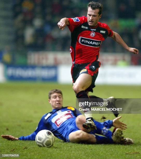Le milieu de terrain rennais Philippe Delaye évite un tacle du défenseur de Bastia Cédric Uras, le 22 janvier 2003 au stade de la Route de Lorient à...