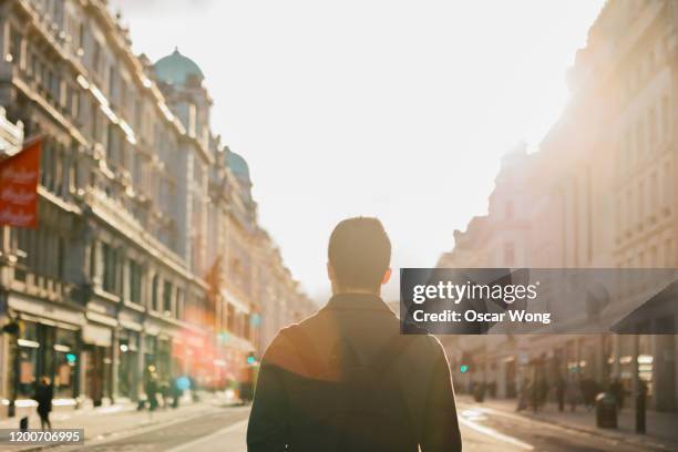 tourist with backpack walking on the street in london at sunset - car back view bildbanksfoton och bilder