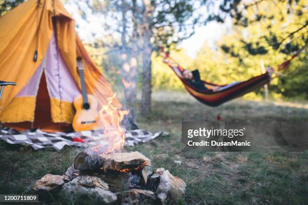 campfire outside of tent - survival blanket stock pictures, royalty-free photos & images