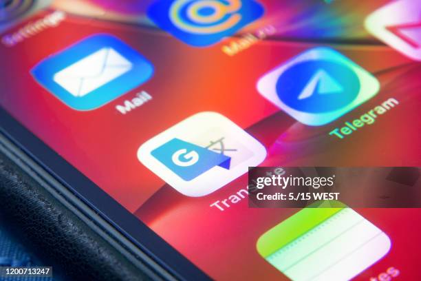 google translate-applicatie close-up op apple iphone xr - vertaling stockfoto's en -beelden