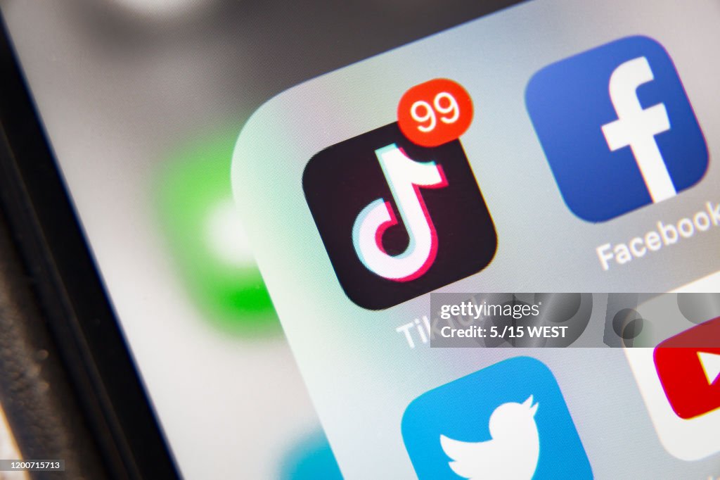提克托克和Facebook應用程式在螢幕上蘋果iPhone XR