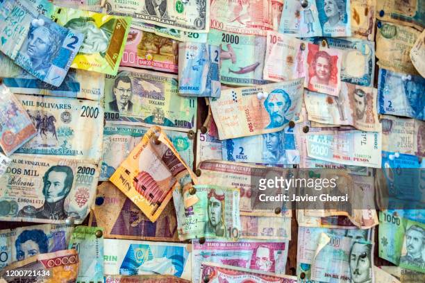 dinero en efectivo: billetes de todo el mundo - hispanoamérica fotografías e imágenes de stock