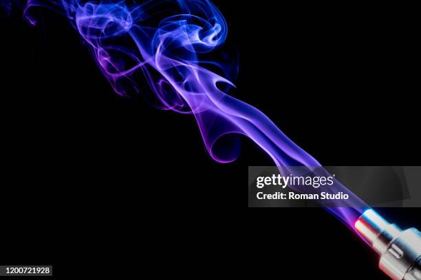 colorful steam on a black background. vaporizer smoke. abstract background. - humo de cigarrillo electrónico fotografías e imágenes de stock