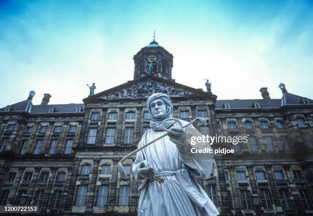 straßenkünstler in amsterdam - straßenmaler stock-fotos und bilder