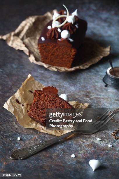 chocolate loaf cake - chocolate cake stockfoto's en -beelden