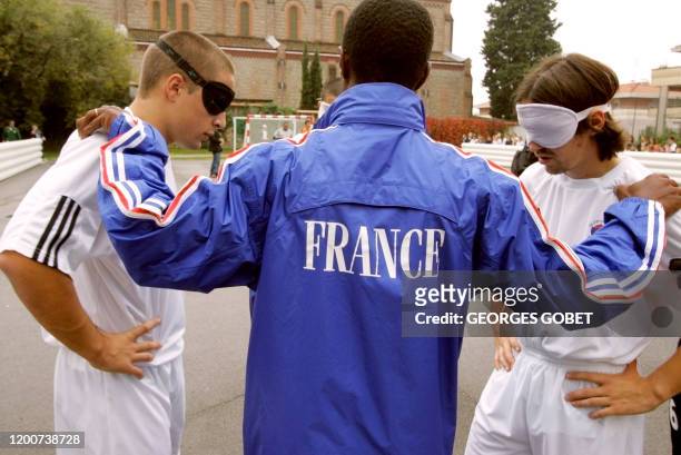 Toussaint Akoweh , entraîneur, donne des instructions aux joueurs David Labarre et Frédéric Villeroux de l'équipe de France de Cécifoot, football...