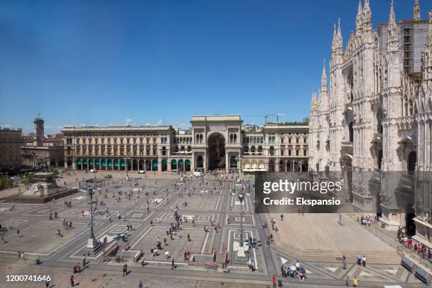 piazza del duomo vista de alto ángulo con catedral de milán - catedral de milán fotografías e imágenes de stock