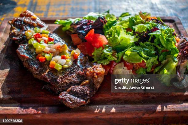 comida típica argentina: bife de chorizo con salsa criolla y ensalada de lechuga, tomate y zanahoria - zanahoria stock pictures, royalty-free photos & images