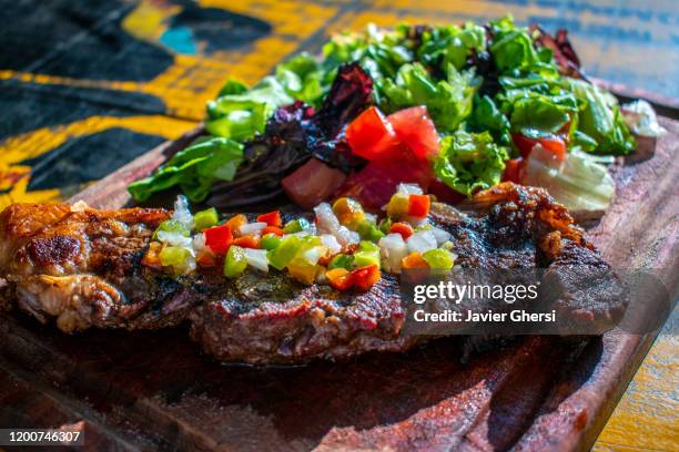 comida típica argentina: bife de chorizo con salsa criolla y ensalada de lechuga, tomate y zanahoria - zanahoria stock pictures, royalty-free photos & images