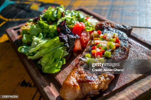 comida típica argentina: bife de chorizo con salsa criolla y ensalada de lechuga, tomate y zanahoria - meat dish stock pictures, royalty-free photos & images