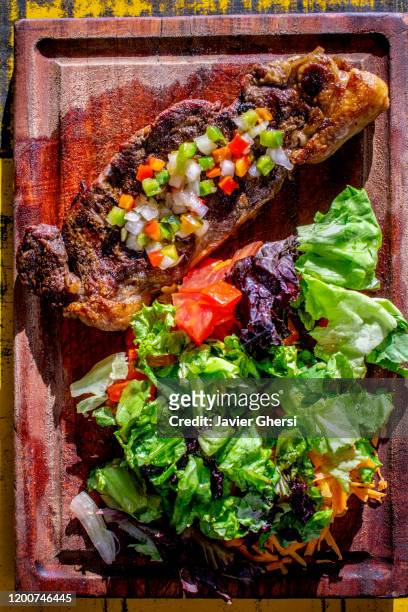 comida típica argentina: bife de chorizo con salsa criolla y ensalada de lechuga, tomate y zanahoria - zanahoria stock pictures, royalty-free photos & images