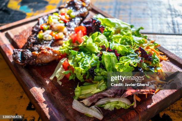 comida típica argentina: bife de chorizo con salsa criolla y ensalada de lechuga, tomate y zanahoria - zanahoria stock pictures, royalty-free photos & images