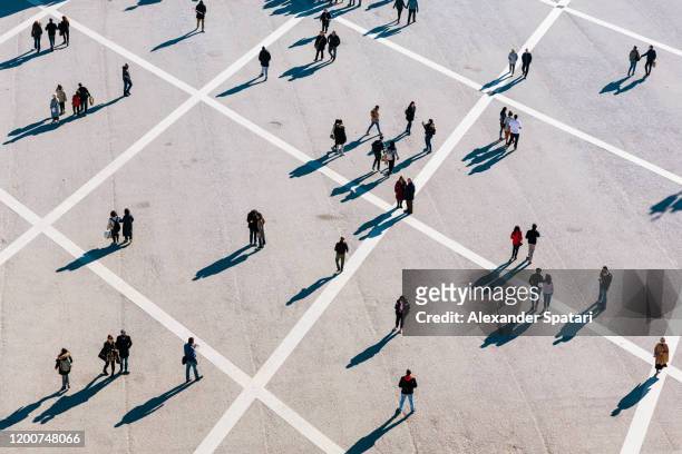 people walking at the town square on a sunny day - ripresa di drone foto e immagini stock