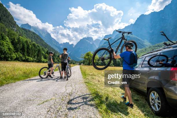 familie bereitet sich auf scycling - fahrradausflug stock-fotos und bilder