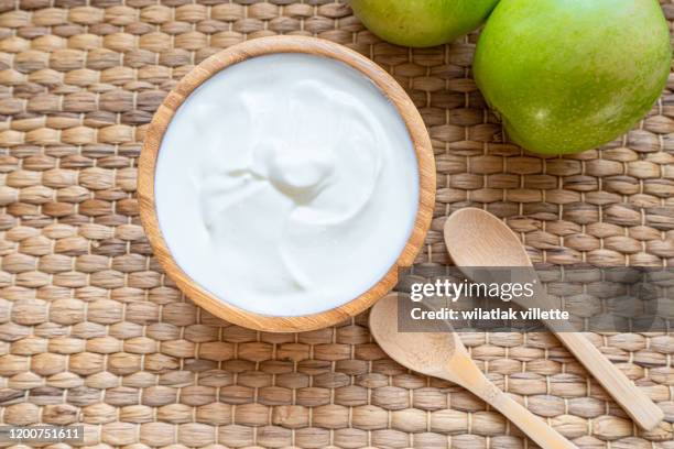 healthy breakfast with fresh greek yogurt on background - jogurt textur stock-fotos und bilder