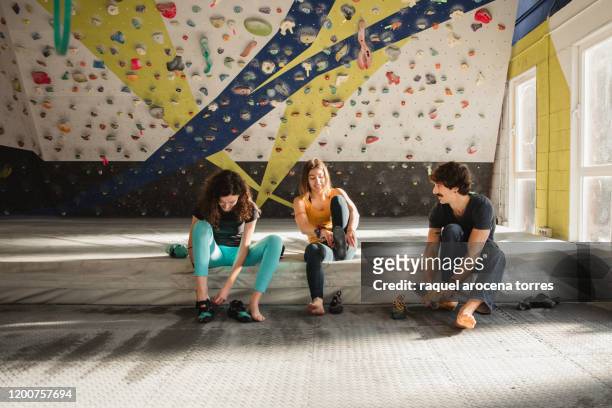 group of athlete preparing to climb putting on cat's feet on a mat - 3 gym stock-fotos und bilder