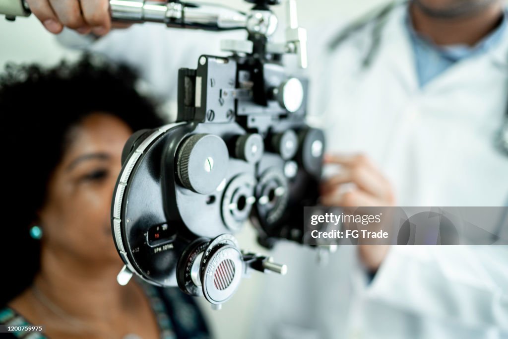 Rijpe vrouwen op een medische benoeming met oogarts