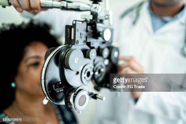 mulheres maduras em consulta médica com oftalmologista - visão saúde e medicina - fotografias e filmes do acervo