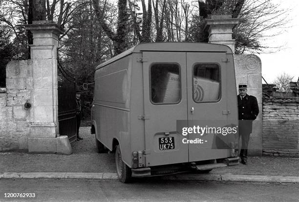 Photo datée du 28 avril 1969 des bagages personnels du général de Gaulle, qui arrivent dans une camionette à la propriété de la Boisserie, à...