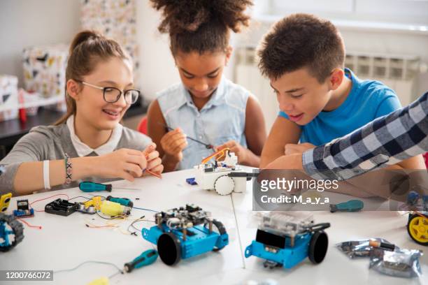 kinder, die an einem roboterdesign arbeiten - plant stem stock-fotos und bilder