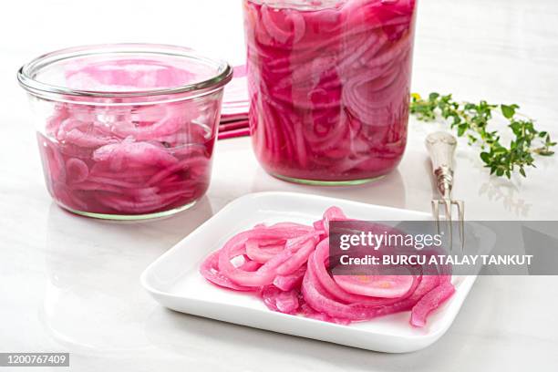 pickled red onions - spanish onion fotografías e imágenes de stock