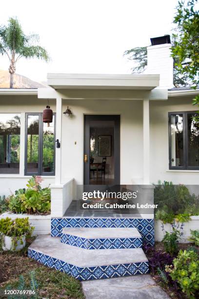 50's modern front doorway with slate porch and patterned stairs - altadena stockfoto's en -beelden