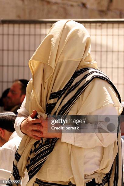 judía de oración en el muro de las lamentaciones - jewish prayer shawl fotografías e imágenes de stock