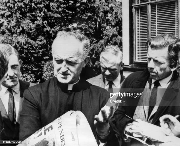 Photo datée prise le 12 juin 1969 du père Robert Flavin, curé de la paroisse de Sneem, qui vient de dire la messe en présence du géneral de Gaulle et...