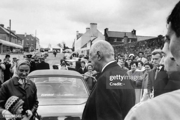 Le général Charles de Gaulle s'entretient avec un petit Irlandais à la sortie de la messe à l'église de Sneem pendant ses vacances en Ireland en mai...