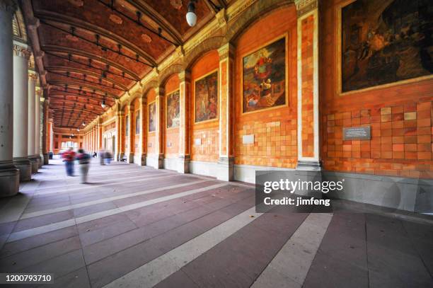 sala de bebidas, sala de bebidas casa de bombas en los jardines del spa en baden-baden, alemania. - baden baden fotografías e imágenes de stock