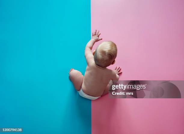 baby on blue and pink background - two tone photos et images de collection